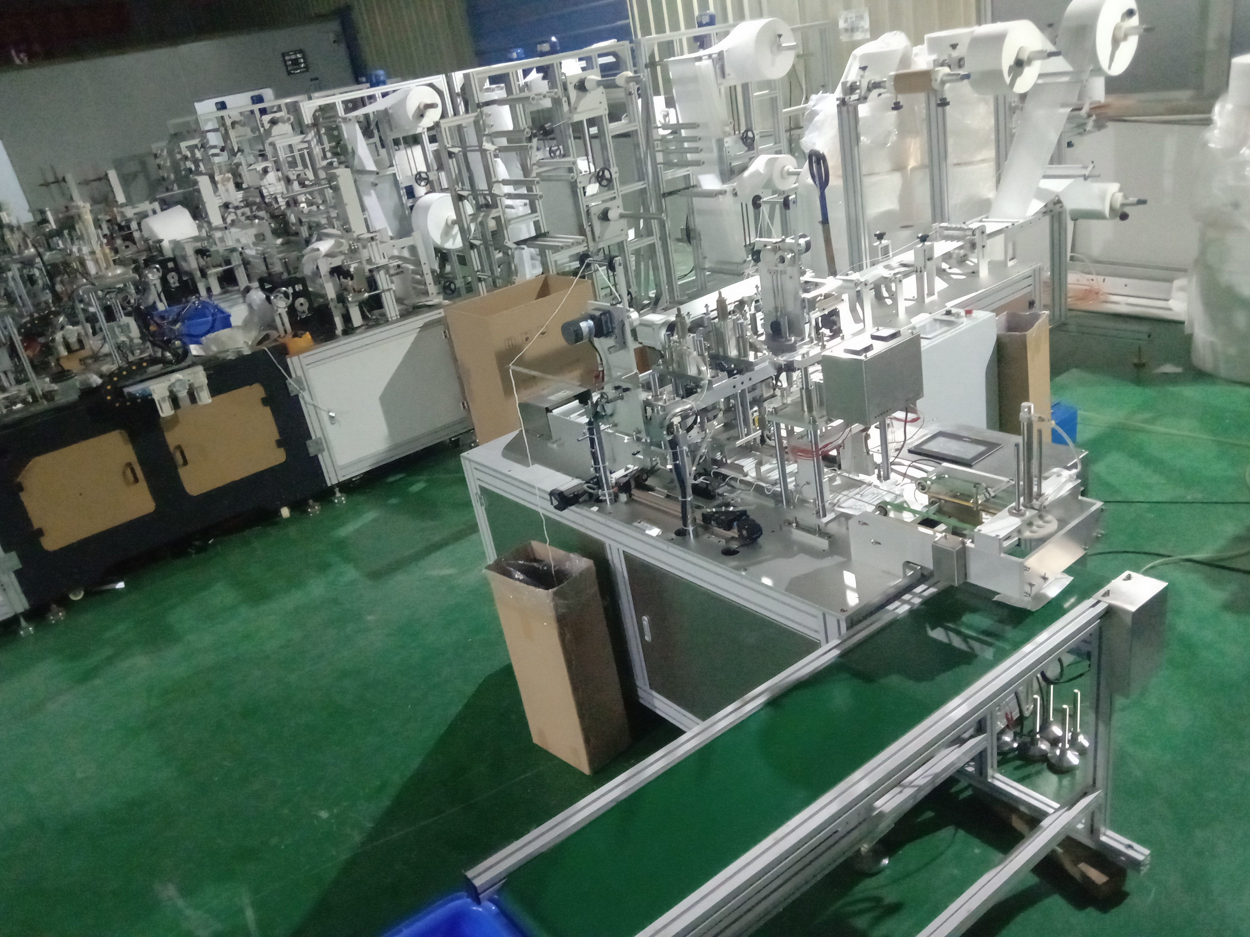 高速口罩機、高速平麵口罩機、一（yī）拖（tuō）一平麵口罩高速機